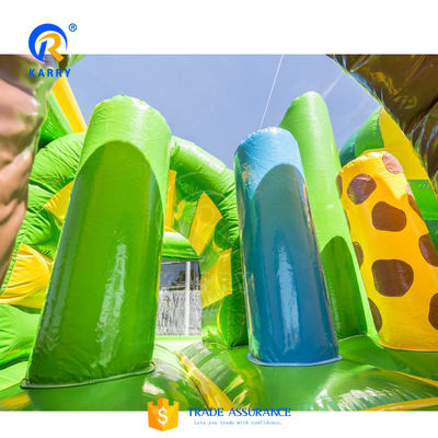Drie giraffe glijbanen combinatie met obstakel air bounce huis commercieel opblaasbaar