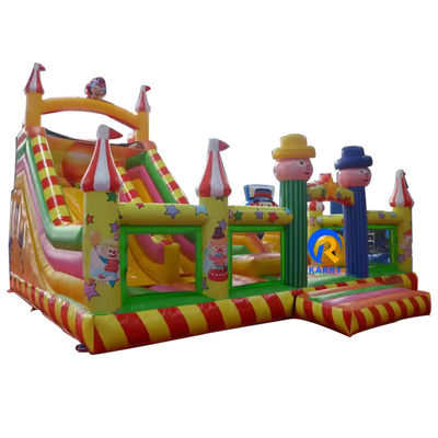 Kinderen in het buiten pretpark opblaasbaar circus springende uitsmijter met glijbaan
