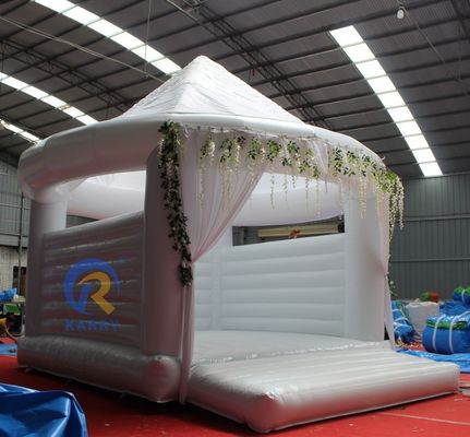 Gepersonaliseerde witte opblaasbare trouwtrampoline springbed 4 * 4m voor volwassen feest spring