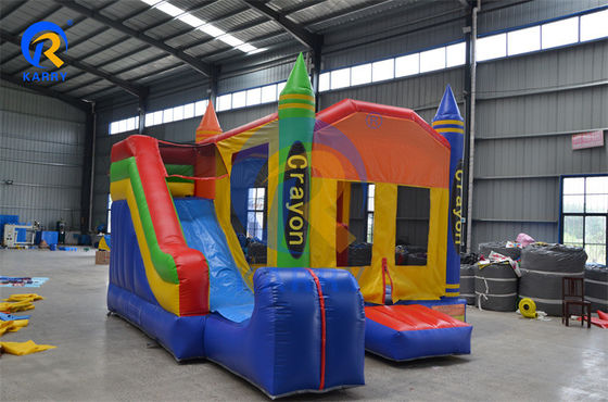 Outdoor speeltuin Leuk kleurrijk opblaasbaar kasteel en springhuis combinatie met glijbaan