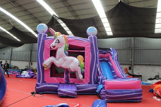 Opgestapelde grootte opblaasbare huizen springhuis waterglijbaan met regenboog eenhoorn ontwerp