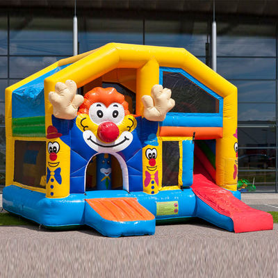 Kinderen clown opblaasbare uitsmijter buiten speeltuin met glijbaan Verzending per zee / luchtverkoop