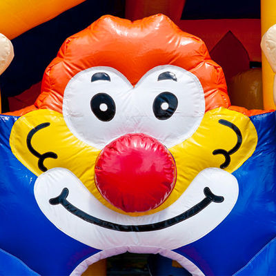 Kinderen clown opblaasbare uitsmijter buiten speeltuin met glijbaan Verzending per zee / luchtverkoop