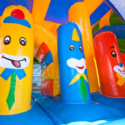 Kinderen clown opblaasbare uitsmijter buiten speeltuin met glijbaan Verzending per zee / luchtverkoop