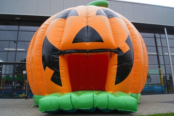 Maak van je Halloweenfeest een succes met ons opblaasbare pompoenhuis.