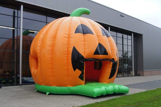 Maak van je Halloweenfeest een succes met ons opblaasbare pompoenhuis.