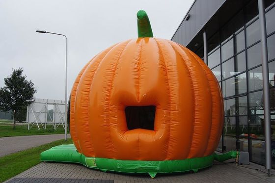 Maak van je Halloweenfeest een succes met ons opblaasbare pompoenhuis.