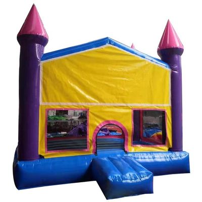 Draagbare kenmerken opblaasbaar kasteel PVC springhuis springglijbaan voor kinderen