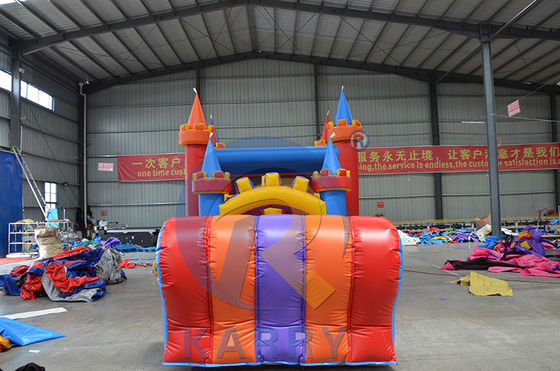 Krijg het beste van beide werelden met onze commerciële knight opblaasbare bounce house glijbaan