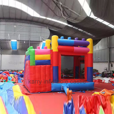 Commercieel springkasteelcombo met opblaasbare PVC-bouwblokken en glijbaan