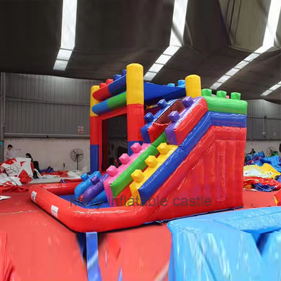 Commercieel springkasteelcombo met opblaasbare PVC-bouwblokken en glijbaan