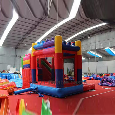Commercieel springkasteelcombo met opblaasbare PVC-bouwblokken en glijbaan