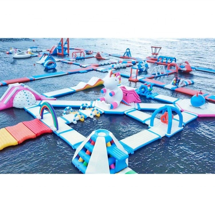 Laat je innerlijke kind los Kleurrijke eenhoorn opblaasbare waterpark voor het hele gezin