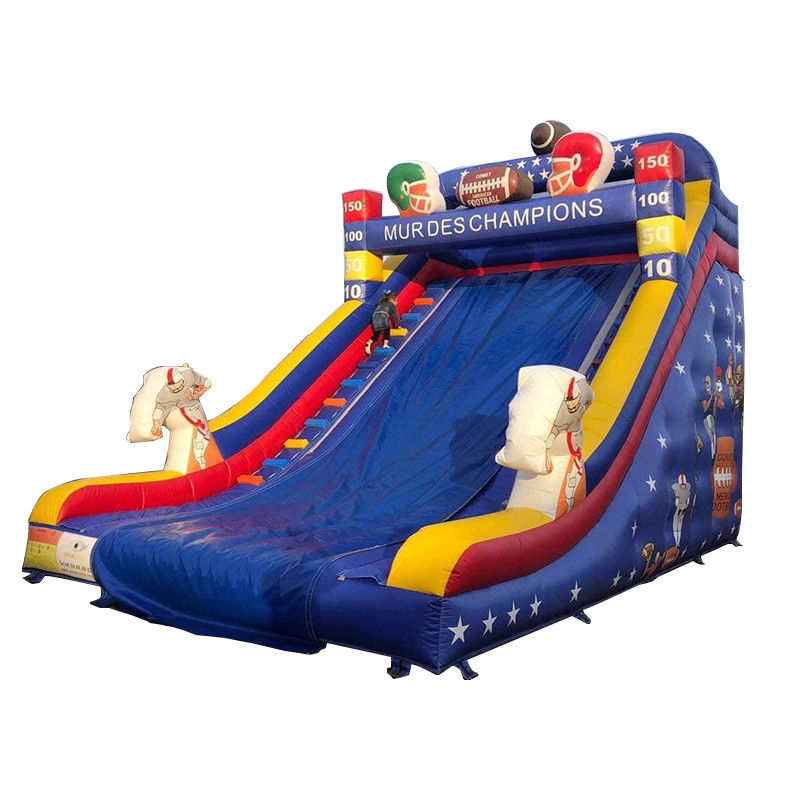 Commerciële verhuur opblaasbare waterslide met rugbyspeler thema en aangepaste kleur