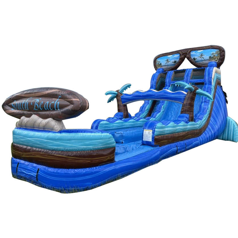 Maak je klaar voor een 40ft opblaasbare waterslider met zwembad en een gigantisch surfbord.