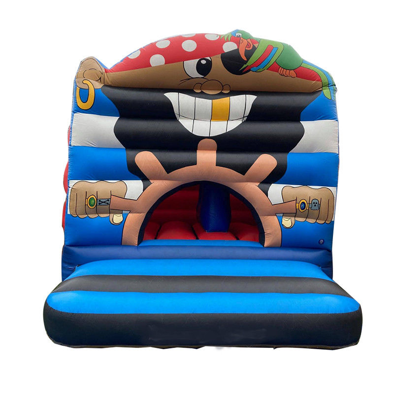 Gepersonaliseerde Q-versie Pirate Captain Bounce House Castle voor unisex binnen- en buitenplezier