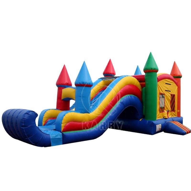 Kinderen buiten opblaasbaar kasteel glijveld met aangepast logo en duurzaam PVC