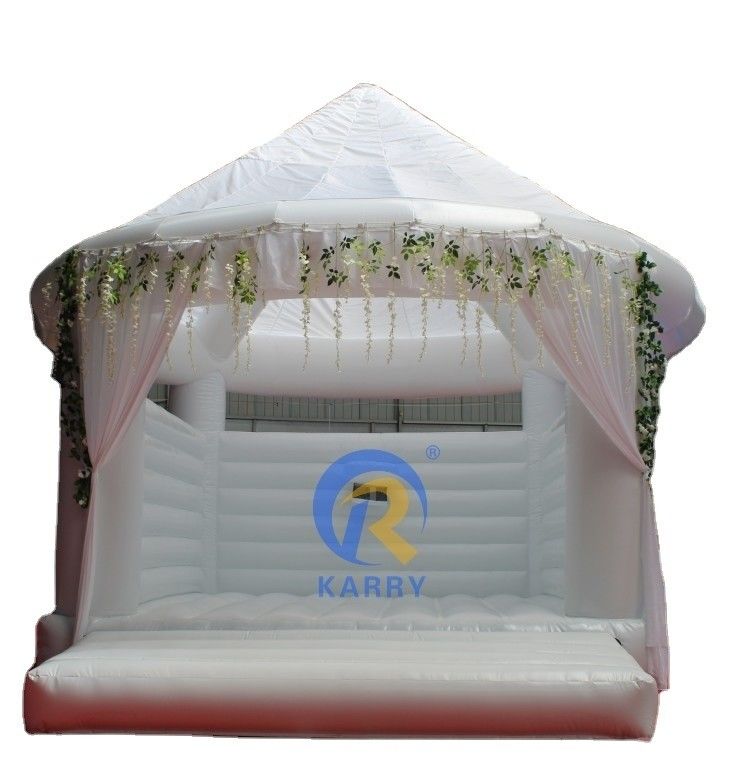 Gepersonaliseerde witte opblaasbare trouwtrampoline springbed 4 * 4m voor volwassen feest spring